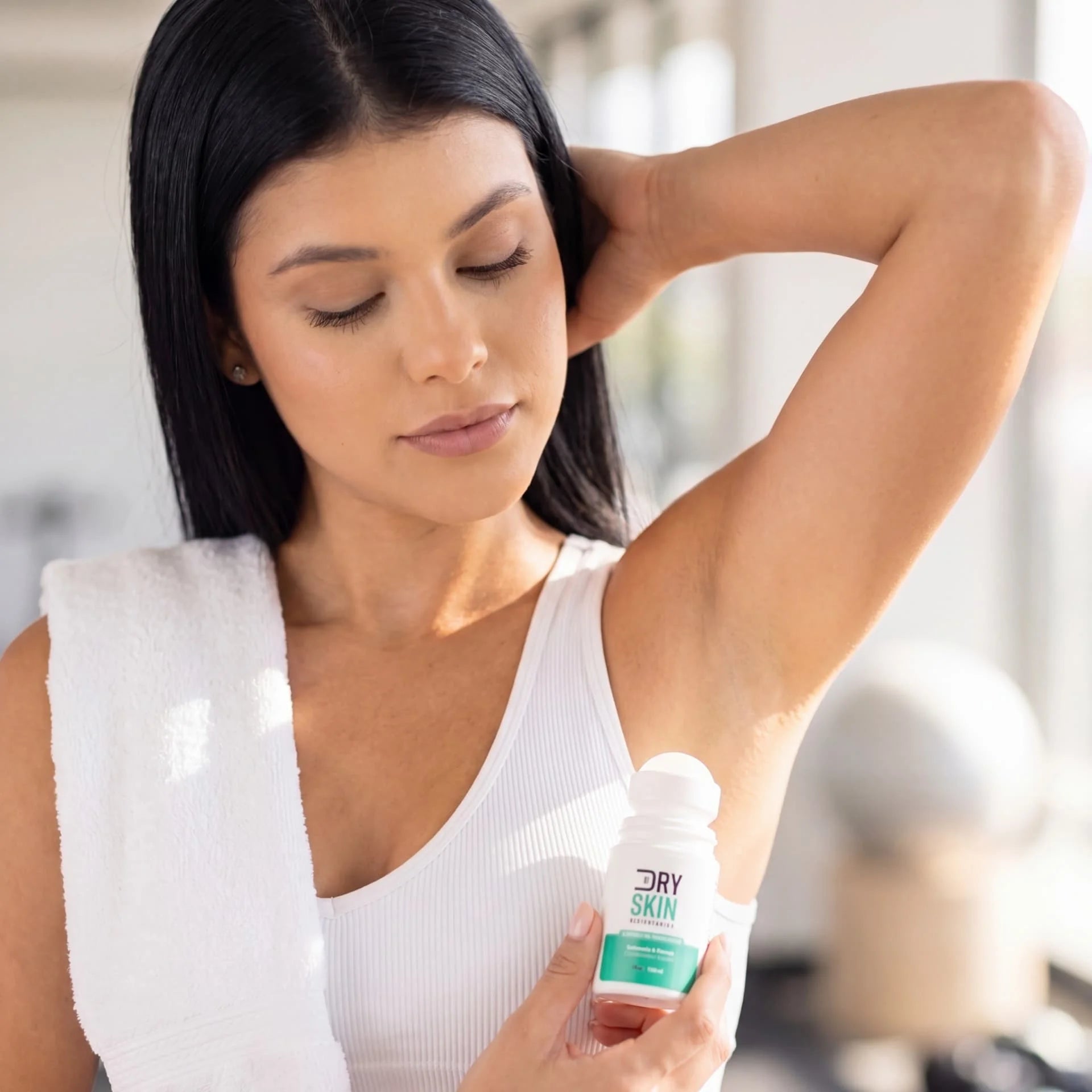Mulher após treino aplicando Dryskin